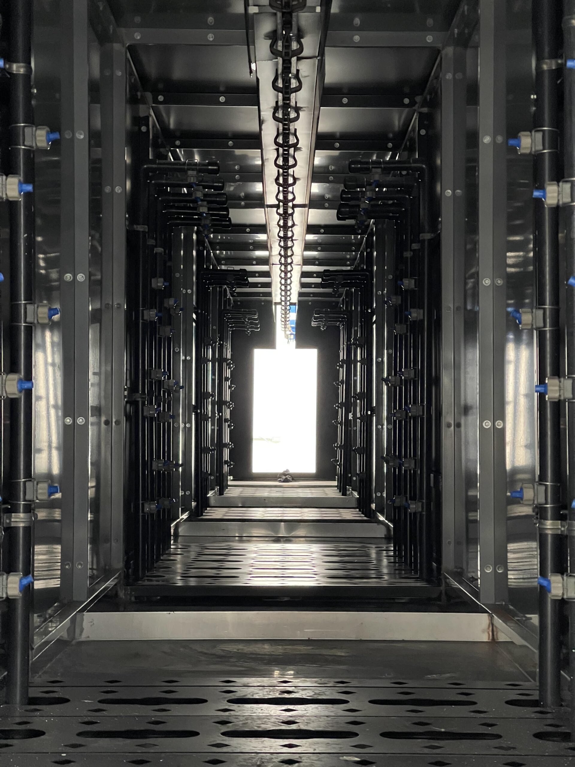 horno de convección negro con una luz blanca en el fondo